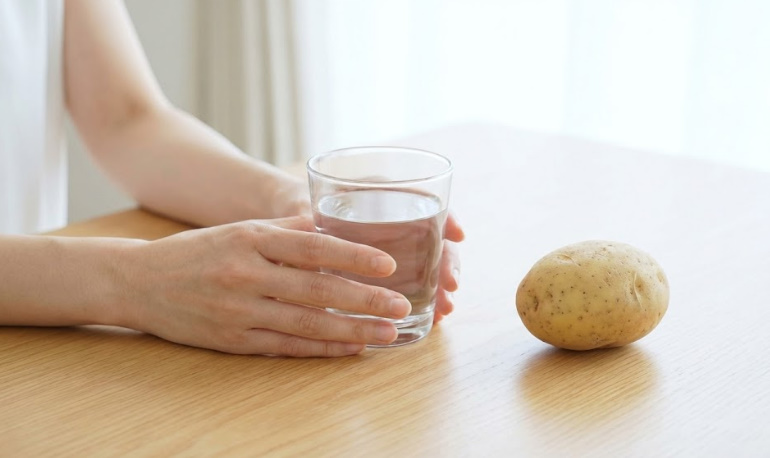 じゃがいものカリウムによるデトックス効果と、むくみが解消されてスッキリとした生活をイメージした画像。 じゃがいものカリウムによるデトックス効果と、むくみが解消されてスッキリとした生活をイメージした画像。